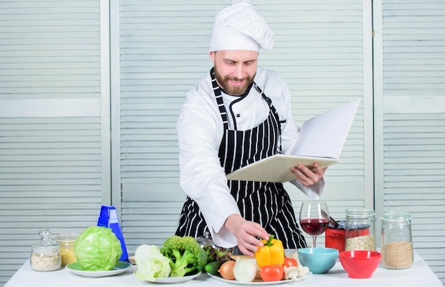 Bucătar planificând meniul